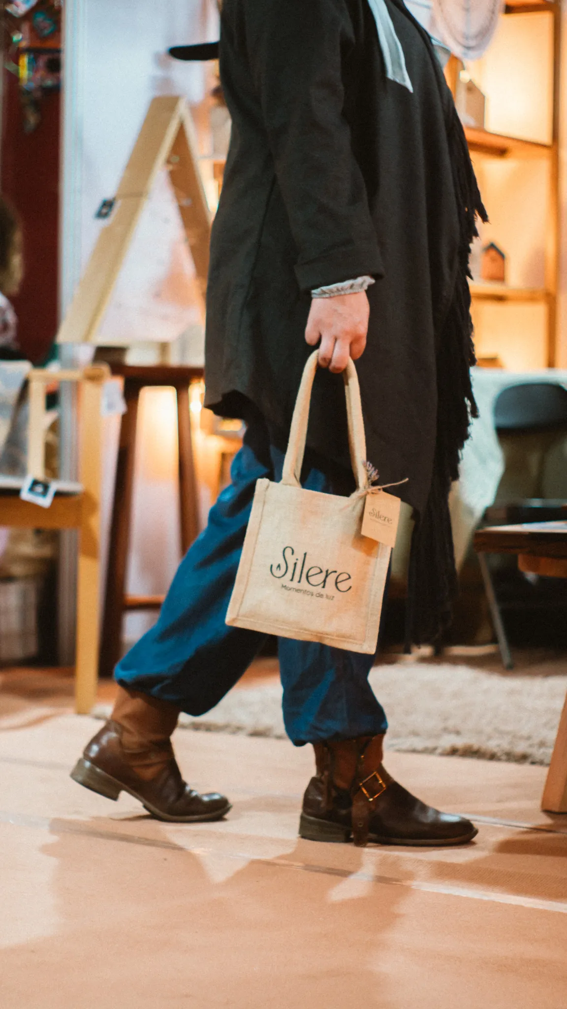 Persona llevando una bolsa de Silere